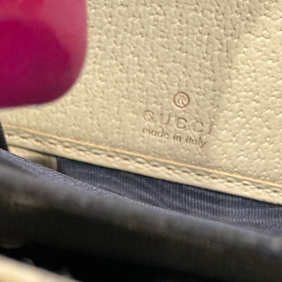Authentic Gucci zippy wallet - Picture 4 of 11